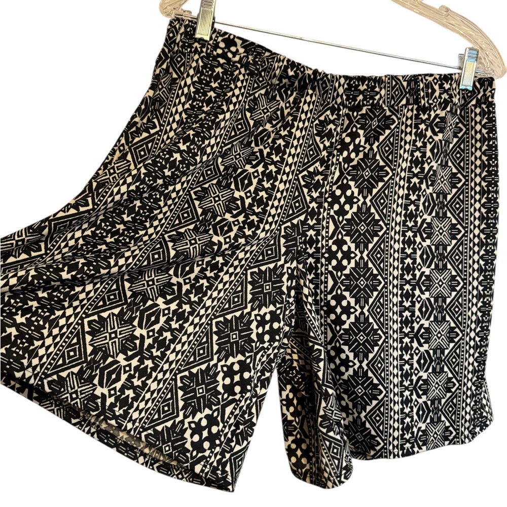 Black/Cream Geometric Print Women's Shorts   LARGE     #H - Picture 2 of 3